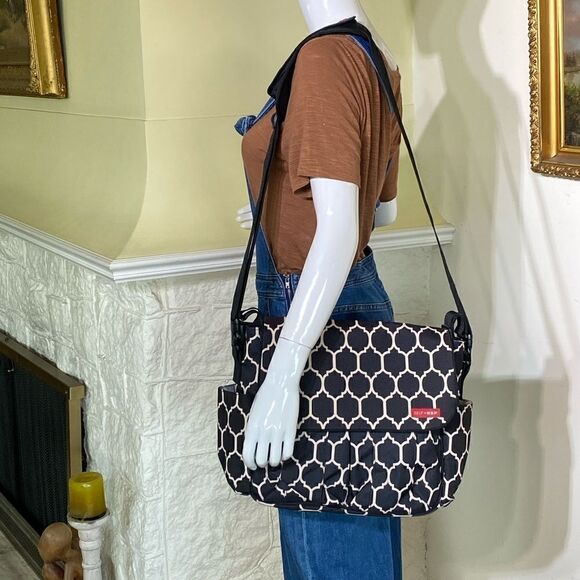 NEW Skip Hop Dash Messenger Diaper Bag, Onyx Tile - Picture 5 of 13